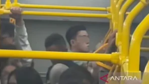 Read more about the article Penumpang TransJakarta Lakukan Tindakan Tidak Senonoh